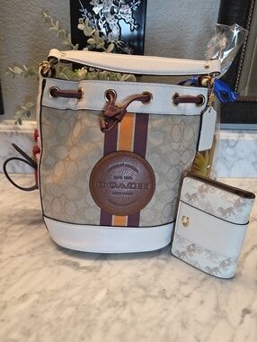 NWOT Coach Signature Dempsey Pebble Leather Drawstring Bucket Bag With Wallet